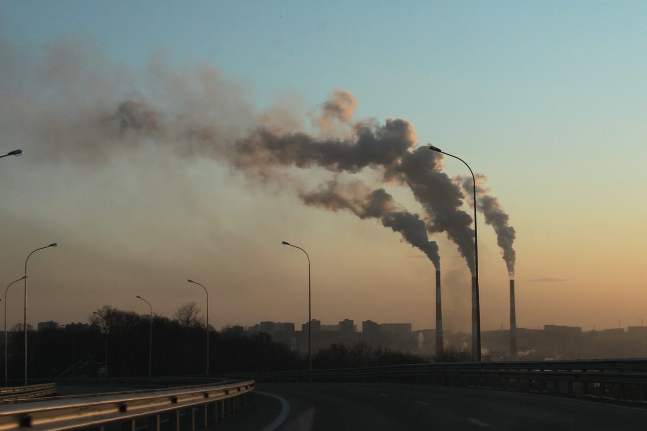 Milieuvervuiling door een fabriek